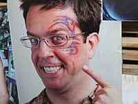 фото Эд Хелмс с татуировкой на лице фото Эд Хелмс с татуировкой на лице