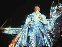 фото Либераче любил яркие костюмы фото Либераче любил яркие костюмы