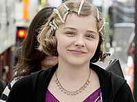 фото Хлоя Морец на съемках у Мартина Скорсезе в Париже фото Хлоя Морец на съемках у Мартина Скорсезе в Париже