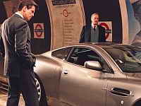 фото Кью (Джон Клиз) показывает Бонду машину-невидимку фото Кью (Джон Клиз) показывает Бонду машину-невидимку